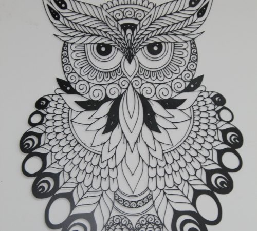 ינשוף מתכת בחיתוך מדויק – עוצמה, חכמה ונוכחות