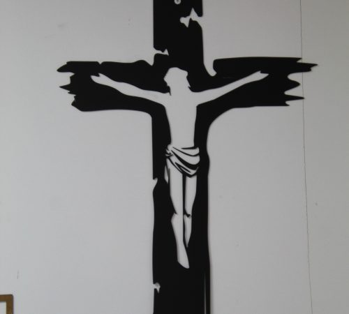 צלב ישו ממתכת – חיתוך לייזר מדויק עם נוכחות רוחנית