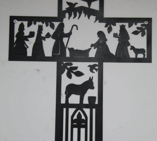 צלב המשפחה הקדושה – חיתוך לייזר ממתכת עם משמעות עמוקה